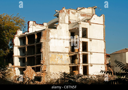 Vecchio edificio demolito. Pareti bianche. Esterno Foto Stock