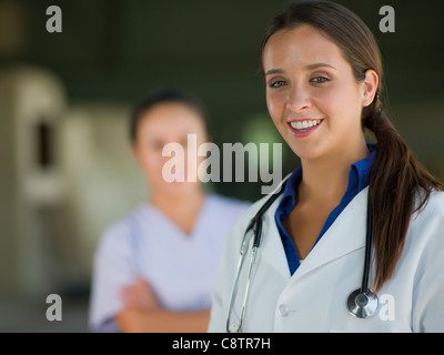 Stati Uniti d'America, Nuovo Messico, Santa Fe, ritratto di medico donna, lavoratore del settore sanitario in background Foto Stock