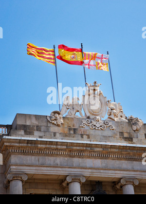 Bandiere di Catalogna e Barcellona che scorre insieme. Barcellona, in Catalogna, Spagna. Foto Stock