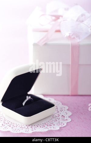 Avvolto il giorno di San Valentino confezione regalo e anello di fidanzamento nella casella Foto Stock