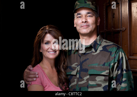 Stati Uniti d'America, Arizona, Scottsdale, ritratto del soldato con moglie Foto Stock