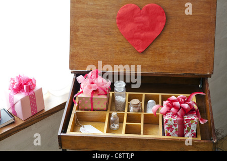 Confezione regalo e bottiglie in cabinet Foto Stock