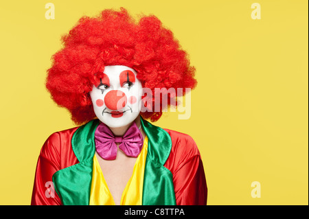 Una femmina di clown con abiti colorati e specchio Foto Stock