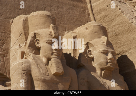 Arte Egizia Grande Tempio di Ramses II. Due colossali statue del faraone Ramses II (1290-1224 a.C.). Abu Simbel. L'Egitto. Foto Stock