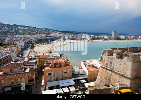 Vista in elevazione di Peniscola la città e la spiaggia. Peniscola, Comunità Valenciana, Spagna. Foto Stock