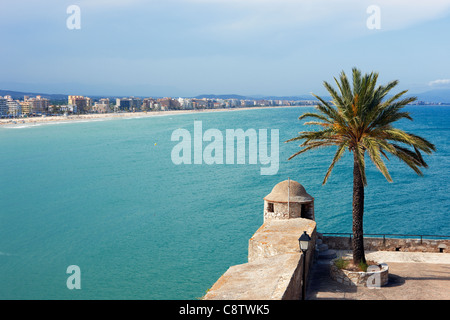 Vista della costa di Peniscola dal castello nella città vecchia. Peniscola, Comunità Valenciana, Spagna. Foto Stock