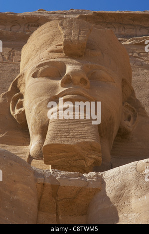 Arte Egizia Grande Tempio di Ramses II. Colossali statue raffiguranti il faraone Ramses II (1290-1224 a.C.). Abu Simbel. L'Egitto. Foto Stock
