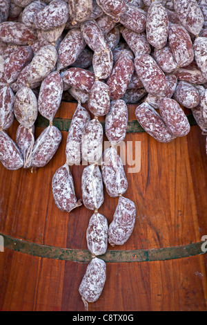 Salame salsicce in un piccolo barile di legno in un mercato italiano a Cannobio Foto Stock