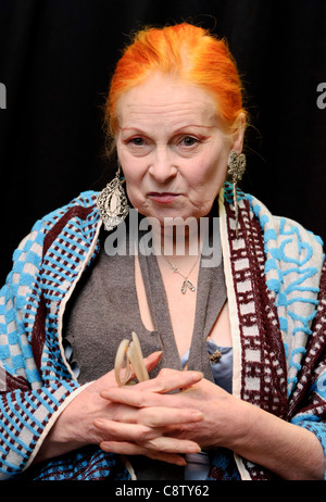 Il designer britannico Vivienne Westwood dietro le quinte di Vivienne Westwood Red Label fashion show presso la London Fashion Week. Foto Stock