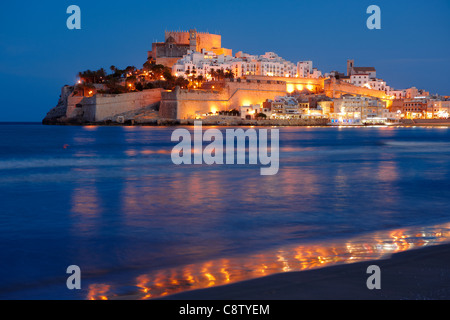 Castello di Peniscola, una fortezza medievale costruita dai Cavalieri Templari nel XIII secolo, illuminata di notte. Peniscola, Comunità Valenciana, Spagna. Foto Stock