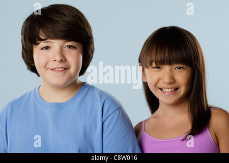 Ritratto in studio di un ragazzo e una ragazza Foto Stock