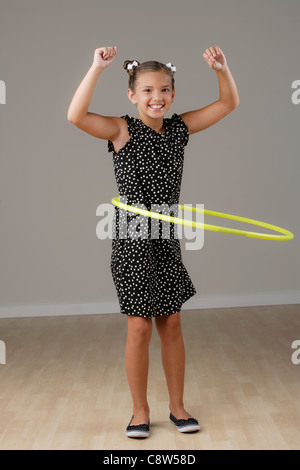 Ritratto in studio della ragazza di filatura ad anello in plastica Foto Stock