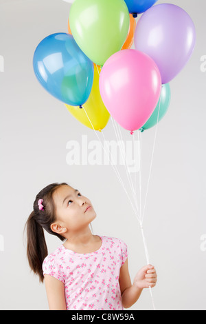 Studio shot della ragazza con mazzo di palloncini Foto Stock