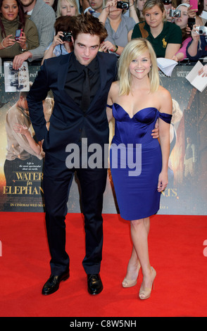 Noi attrice Reese Witherspoon e attore britannico Robert Pattinson arriva per la UK film premiere acqua per elefanti. Foto Stock