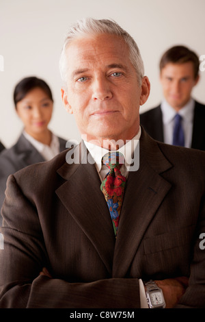 Studio shot di gente di affari, focus su senior business man Foto Stock