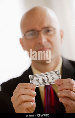 Ritratto di business man tenere un dollaro Foto Stock