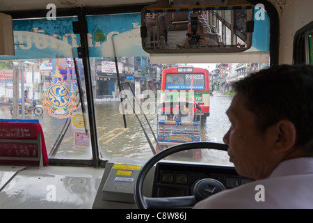 Vista da un bus di guida attraverso Bangkok strada allagata, Thailandia Foto Stock