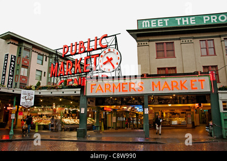 Seattle Pike Place Fish Monger Mercato degli Agricoltori nello Stato di Washington Stati Uniti d'America Foto Stock