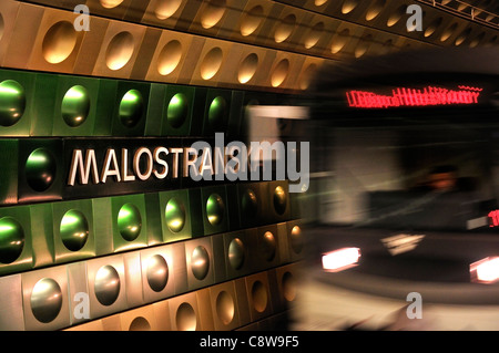 Praga, Repubblica Ceca. Fermata metro Malostranska. Il treno arriva in corrispondenza della piattaforma Foto Stock