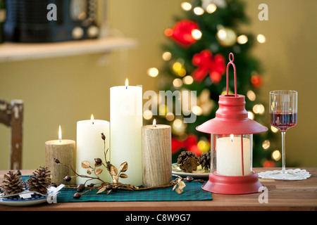 Grande candela rossa nella parte anteriore di un albero di Natale Foto stock  - Alamy