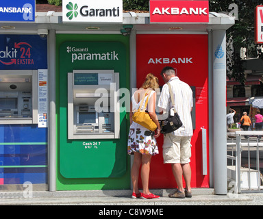 ISTANBUL, Turchia. I turisti utilizzando una macchina di cassa su Sultanahmet Meydani. 2011. Foto Stock