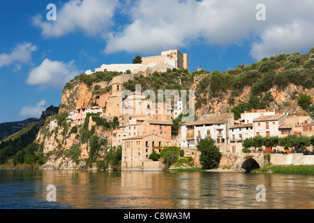 Vista del villaggio di Miravet con Miravet Castello sulla sommità della collina. Miravet, Catalogna, Spagna. Foto Stock