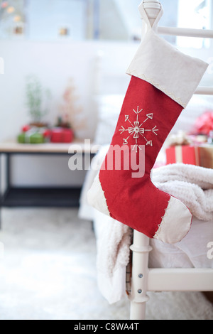 Calze di Natale appeso alla maniglia del lettino Foto Stock