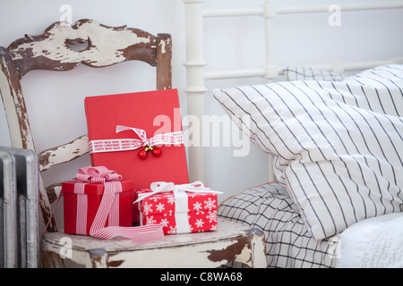 Regalo di Natale nelle caselle sulla sedia arrugginito Foto Stock