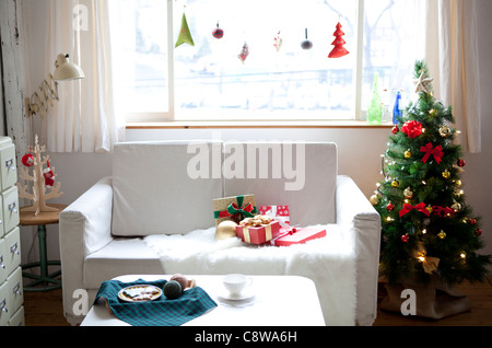 La mattina di Natale e un regalo speciale per lei. Presente per Natale da  amante, marito o fidanzato. Una donna ha una sorpresa per lei nel letto. Y  Foto stock - Alamy