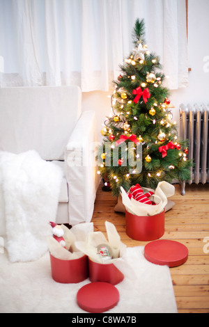 Sala interna con scorporato regalo di Natale caselle e albero di Natale Foto Stock