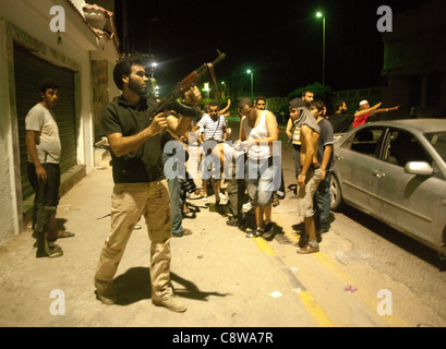 I ribelli e i civili celebrare come la spinta verso Tripoli continua nella notte Foto Stock