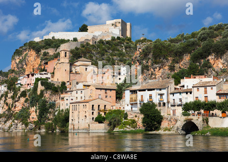 Vista del villaggio di Miravet e Miravet Castello. La Catalogna, Spagna. Foto Stock