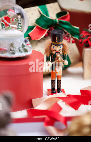 Natale Snow Globe e giocattoli da scorporato Confezioni regalo Foto Stock