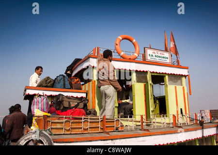 India, Assam, Dibrugarh, passeggeri su overladen traghetto per attraversare il fiume Brahmaputra Foto Stock