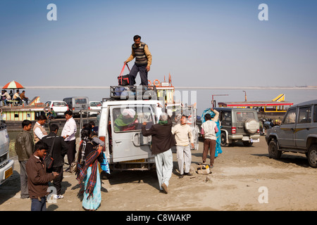 India, Assam, Dibrugarh, i passeggeri che arrivano a bordo overladen traghetto per attraversare il fiume Brahmaputra Foto Stock