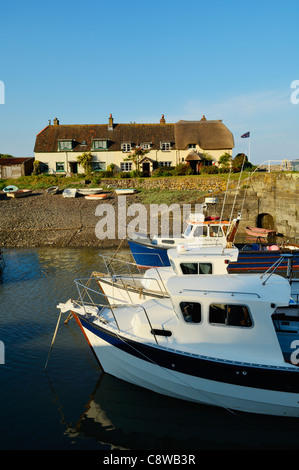 Le barche nel porto pennelli sulla spiaggia di Porlock Weir in estate, il Parco Nazionale di Exmoor, Somerset, Inghilterra. Foto Stock