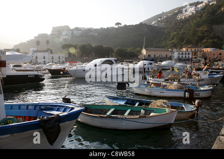 La pesca E LE IMBARCAZIONI DA DIPORTO IN PORTO A SEIANO ITALIA 17 Settembre 2011 Foto Stock