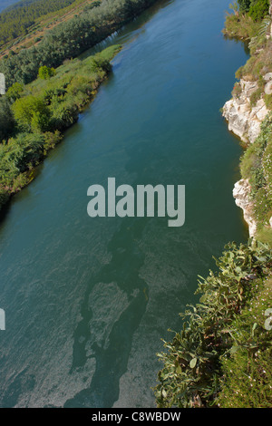 Il fiume Ebro vicino al villaggio di Miravet. La Catalogna, Spagna. Foto Stock