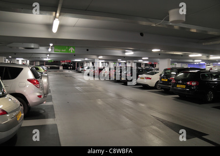 Coperto multipiano per parcheggio auto in Liverpool One, UK. Foto Stock