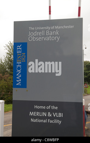 Firmare all'entrata del Jodrell Bank Observatory, casa di Merlin & Vlbi struttura nazionale, Macclesfield, Cheshire, Regno Unito Foto Stock