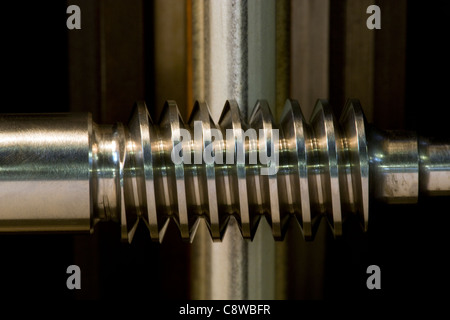 Rettifica CNC tornio worm di finitura di taglio albero ingranaggio Foto Stock