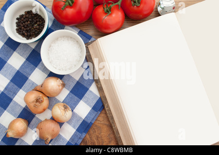 Aprire il fustellato ricettario circondato con ingredienti Foto Stock