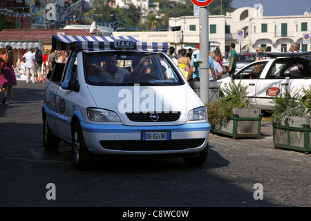 WHITE TAXI SULLA STRADA MARINA GRANDE ISOLA DI CAPRI ITALIA 17 Settembre 2011 Foto Stock