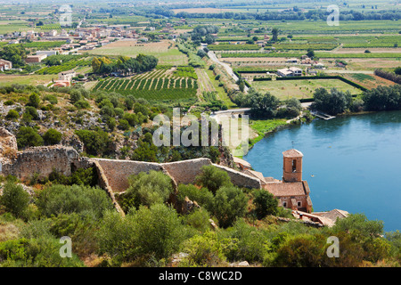 Vista dal castello di Miravet verso il fiume Ebro. Miravet village, Catalogna, Spagna. Foto Stock