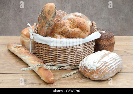 Pane appena sfornato focacce e baguette in un cestello Foto Stock