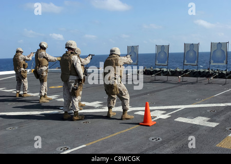 Poliziotti militari assegnati alla lotta contro il battaglione della logistica 26, 26 Marine Expeditionary Unit, Foto Stock