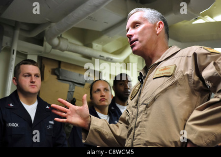 Adm posteriore. Terry McKnight conduce un ammiraglio la chiamata con membri della flotta team chirurgico 8 Foto Stock