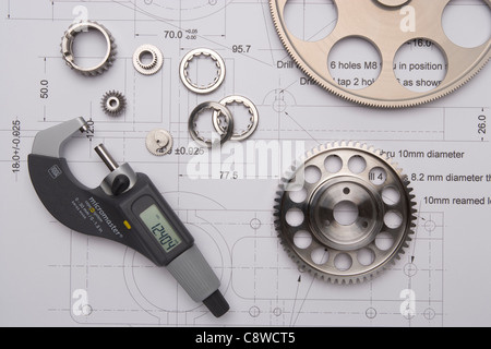 Per il taglio di precisione di denti degli ingranaggi e la sovrapposizione di disegni tecnici e il controllo di qualità dei dati e dei documenti Foto Stock
