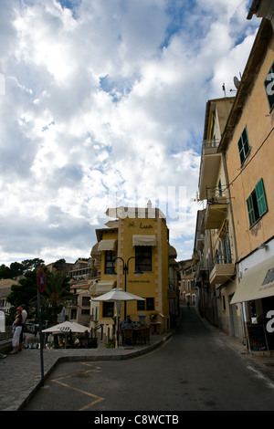 Port de Soller è una base popolare per le escursioni nelle montagne Tramuntana Foto Stock