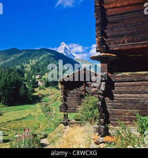 "Azot" raccard granai e la vetta del Cervino Zermatt Vallese Svizzera Foto Stock